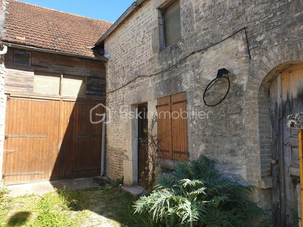 À Latrecey-Ormoy-sur-Aube, au cœur d'un environnement calme et verdoyant, découvrez cette authentique maison de campagne en pierre offrant de beaux volumes et un fort potentiel d'aménagement.

D'une surface habitable d'environ 138 m², elle se compose d'une agréable pièce de vie lumineuse avec insert, d'une grande cuisine familiale, ainsi que de 4 chambres permettant d'accueillir une grande famille .

Les amateurs de vieilles pierres apprécieront le cachet de cette bâtisse et les nombreuses dépendances qui l'accompagnent. Ces espaces supplémentaires offrent de multiples possibilités : atelier, stockage, espace de réception, activité artisanale.

Édifiée sur une parcelle d'environ 810 m², la propriété bénéficie d'un extérieur agréable permettant de profiter pleinement des beaux jours.

Située à environ 2h30 de Paris, cette maison séduira les acquéreurs en quête d'authenticité, d'espace et d'un cadre de vie plus paisible, tout en offrant de belles perspectives de valorisation.

Les atouts :
• Maison en pierre pleine de charme
• Environ 138 m² habitables
• Grande pièce de vie avec insert
• 4 chambres
• Terrasse et jardin
• Nombreuses dépendances
• Potentiel gîte ou projet familial
• Environnement calme et nature

Une opportunité rare pour les amoureux de la campagne et des projets de rénovation valorisants.
