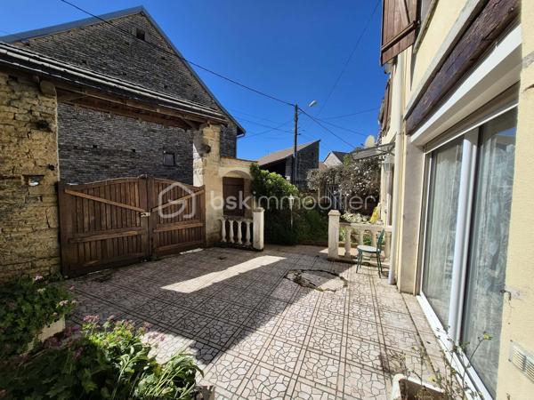 À Latrecey-Ormoy-sur-Aube, au cœur d'un environnement calme et verdoyant, découvrez cette authentique maison de campagne en pierre offrant de beaux volumes et un fort potentiel d'aménagement.

D'une surface habitable d'environ 138 m², elle se compose d'une agréable pièce de vie lumineuse avec insert, d'une grande cuisine familiale, ainsi que de 4 chambres permettant d'accueillir une grande famille .

Les amateurs de vieilles pierres apprécieront le cachet de cette bâtisse et les nombreuses dépendances qui l'accompagnent. Ces espaces supplémentaires offrent de multiples possibilités : atelier, stockage, espace de réception, activité artisanale.

Édifiée sur une parcelle d'environ 810 m², la propriété bénéficie d'un extérieur agréable permettant de profiter pleinement des beaux jours.

Située à environ 2h30 de Paris, cette maison séduira les acquéreurs en quête d'authenticité, d'espace et d'un cadre de vie plus paisible, tout en offrant de belles perspectives de valorisation.

Les atouts :
• Maison en pierre pleine de charme
• Environ 138 m² habitables
• Grande pièce de vie avec insert
• 4 chambres
• Terrasse et jardin
• Nombreuses dépendances
• Potentiel gîte ou projet familial
• Environnement calme et nature

Une opportunité rare pour les amoureux de la campagne et des projets de rénovation valorisants.