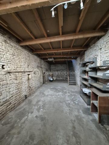 À Latrecey-Ormoy-sur-Aube, au cœur d'un environnement calme et verdoyant, découvrez cette authentique maison de campagne en pierre offrant de beaux volumes et un fort potentiel d'aménagement.

D'une surface habitable d'environ 138 m², elle se compose d'une agréable pièce de vie lumineuse avec insert, d'une grande cuisine familiale, ainsi que de 4 chambres permettant d'accueillir une grande famille .

Les amateurs de vieilles pierres apprécieront le cachet de cette bâtisse et les nombreuses dépendances qui l'accompagnent. Ces espaces supplémentaires offrent de multiples possibilités : atelier, stockage, espace de réception, activité artisanale.

Édifiée sur une parcelle d'environ 810 m², la propriété bénéficie d'un extérieur agréable permettant de profiter pleinement des beaux jours.

Située à environ 2h30 de Paris, cette maison séduira les acquéreurs en quête d'authenticité, d'espace et d'un cadre de vie plus paisible, tout en offrant de belles perspectives de valorisation.

Les atouts :
• Maison en pierre pleine de charme
• Environ 138 m² habitables
• Grande pièce de vie avec insert
• 4 chambres
• Terrasse et jardin
• Nombreuses dépendances
• Potentiel gîte ou projet familial
• Environnement calme et nature

Une opportunité rare pour les amoureux de la campagne et des projets de rénovation valorisants.