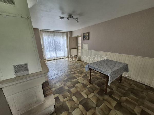 À Latrecey-Ormoy-sur-Aube, au cœur d'un environnement calme et verdoyant, découvrez cette authentique maison de campagne en pierre offrant de beaux volumes et un fort potentiel d'aménagement.

D'une surface habitable d'environ 138 m², elle se compose d'une agréable pièce de vie lumineuse avec insert, d'une grande cuisine familiale, ainsi que de 4 chambres permettant d'accueillir une grande famille .

Les amateurs de vieilles pierres apprécieront le cachet de cette bâtisse et les nombreuses dépendances qui l'accompagnent. Ces espaces supplémentaires offrent de multiples possibilités : atelier, stockage, espace de réception, activité artisanale.

Édifiée sur une parcelle d'environ 810 m², la propriété bénéficie d'un extérieur agréable permettant de profiter pleinement des beaux jours.

Située à environ 2h30 de Paris, cette maison séduira les acquéreurs en quête d'authenticité, d'espace et d'un cadre de vie plus paisible, tout en offrant de belles perspectives de valorisation.

Les atouts :
• Maison en pierre pleine de charme
• Environ 138 m² habitables
• Grande pièce de vie avec insert
• 4 chambres
• Terrasse et jardin
• Nombreuses dépendances
• Potentiel gîte ou projet familial
• Environnement calme et nature

Une opportunité rare pour les amoureux de la campagne et des projets de rénovation valorisants.