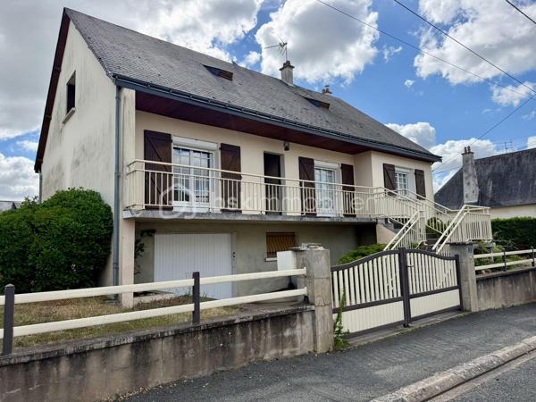 Située en plein centre-ville de Baugé-en-Anjou, cette élégante maison de ville développe environ 168 m² habitables répartis sur trois niveaux.
Dès l'entrée, le rez-de-chaussée dévoile une belle pièce de vie ouverte comprenant une cuisine aménagée et équipée, un salon et une salle à manger. Ce niveau accueille également deux chambres, une salle d'eau et un WC indépendant. L'ensemble s'ouvre sur une agréable terrasse prolongée par un jardin à l'esprit contemporain.
Au premier étage, une grande chambre baignée de lumière, un espace sanitaire privatif, une spacieuse pièce aménageable offrant un beau potentiel pour cet espace  de nuit.
Le sous-sol abrite deux autres chambres, une cave, un local technique et un garage. 
À l'extérieur, le jardin et sa terrasse invitent à la détente dans un environnement intime, sans aucun vis-à-vis. Véritable prolongement de l'espace de vie, cet espace extérieur est idéal pour partager des moments en famille ou entre amis. 
Idéalement située à proximité immédiate des commerces, services et commodités du centre-ville, cette maison ne demande plus qu’un rafraichissement.

Classe Énergie : E / Classe Climat : E

Montant estimé des dépenses annuelles d'énergie pour un usage standard, établi à partir des prix moyens des énergies indexés sur les années 2021, 2022 et 2023 (abonnements compris).

Contact :
Eddy Michel – 06 28 13 41 22
Agent commercial EI immatriculé au RSAC d'Angers sous le n° 504 206 582.

Honoraires à la charge du vendeur.