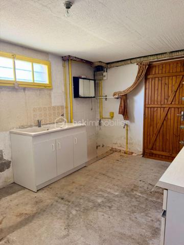 Située en plein centre-ville de Baugé-en-Anjou, cette élégante maison de ville développe environ 168 m² habitables répartis sur trois niveaux.
Dès l'entrée, le rez-de-chaussée dévoile une belle pièce de vie ouverte comprenant une cuisine aménagée et équipée, un salon et une salle à manger. Ce niveau accueille également deux chambres, une salle d'eau et un WC indépendant. L'ensemble s'ouvre sur une agréable terrasse prolongée par un jardin à l'esprit contemporain.
Au premier étage, une grande chambre baignée de lumière, un espace sanitaire privatif, une spacieuse pièce aménageable offrant un beau potentiel pour cet espace  de nuit.
Le sous-sol abrite deux autres chambres, une cave, un local technique et un garage. 
À l'extérieur, le jardin et sa terrasse invitent à la détente dans un environnement intime, sans aucun vis-à-vis. Véritable prolongement de l'espace de vie, cet espace extérieur est idéal pour partager des moments en famille ou entre amis. 
Idéalement située à proximité immédiate des commerces, services et commodités du centre-ville, cette maison ne demande plus qu’un rafraichissement.

Classe Énergie : E / Classe Climat : E

Montant estimé des dépenses annuelles d'énergie pour un usage standard, établi à partir des prix moyens des énergies indexés sur les années 2021, 2022 et 2023 (abonnements compris).

Contact :
Eddy Michel – 06 28 13 41 22
Agent commercial EI immatriculé au RSAC d'Angers sous le n° 504 206 582.

Honoraires à la charge du vendeur.