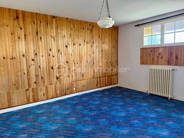Située en plein centre-ville de Baugé-en-Anjou, cette élégante maison de ville développe environ 168 m² habitables répartis sur trois niveaux.
Dès l'entrée, le rez-de-chaussée dévoile une belle pièce de vie ouverte comprenant une cuisine aménagée et équipée, un salon et une salle à manger. Ce niveau accueille également deux chambres, une salle d'eau et un WC indépendant. L'ensemble s'ouvre sur une agréable terrasse prolongée par un jardin à l'esprit contemporain.
Au premier étage, une grande chambre baignée de lumière, un espace sanitaire privatif, une spacieuse pièce aménageable offrant un beau potentiel pour cet espace  de nuit.
Le sous-sol abrite deux autres chambres, une cave, un local technique et un garage. 
À l'extérieur, le jardin et sa terrasse invitent à la détente dans un environnement intime, sans aucun vis-à-vis. Véritable prolongement de l'espace de vie, cet espace extérieur est idéal pour partager des moments en famille ou entre amis. 
Idéalement située à proximité immédiate des commerces, services et commodités du centre-ville, cette maison ne demande plus qu’un rafraichissement.

Classe Énergie : E / Classe Climat : E

Montant estimé des dépenses annuelles d'énergie pour un usage standard, établi à partir des prix moyens des énergies indexés sur les années 2021, 2022 et 2023 (abonnements compris).

Contact :
Eddy Michel – 06 28 13 41 22
Agent commercial EI immatriculé au RSAC d'Angers sous le n° 504 206 582.

Honoraires à la charge du vendeur.