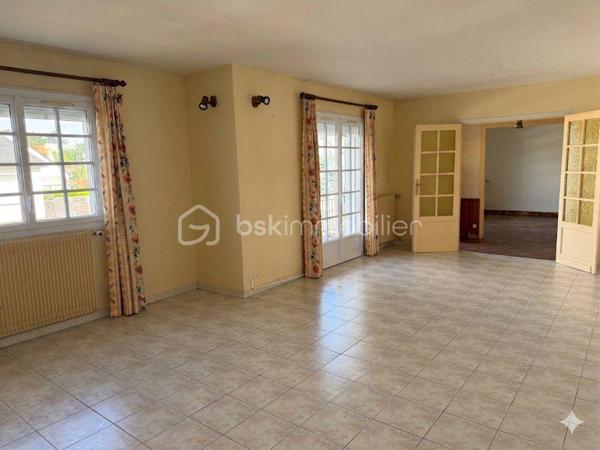 Située en plein centre-ville de Baugé-en-Anjou, cette élégante maison de ville développe environ 168 m² habitables répartis sur trois niveaux.
Dès l'entrée, le rez-de-chaussée dévoile une belle pièce de vie ouverte comprenant une cuisine aménagée et équipée, un salon et une salle à manger. Ce niveau accueille également deux chambres, une salle d'eau et un WC indépendant. L'ensemble s'ouvre sur une agréable terrasse prolongée par un jardin à l'esprit contemporain.
Au premier étage, une grande chambre baignée de lumière, un espace sanitaire privatif, une spacieuse pièce aménageable offrant un beau potentiel pour cet espace  de nuit.
Le sous-sol abrite deux autres chambres, une cave, un local technique et un garage. 
À l'extérieur, le jardin et sa terrasse invitent à la détente dans un environnement intime, sans aucun vis-à-vis. Véritable prolongement de l'espace de vie, cet espace extérieur est idéal pour partager des moments en famille ou entre amis. 
Idéalement située à proximité immédiate des commerces, services et commodités du centre-ville, cette maison ne demande plus qu’un rafraichissement.

Classe Énergie : E / Classe Climat : E

Montant estimé des dépenses annuelles d'énergie pour un usage standard, établi à partir des prix moyens des énergies indexés sur les années 2021, 2022 et 2023 (abonnements compris).

Contact :
Eddy Michel – 06 28 13 41 22
Agent commercial EI immatriculé au RSAC d'Angers sous le n° 504 206 582.

Honoraires à la charge du vendeur.