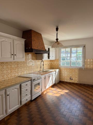 Située en plein centre-ville de Baugé-en-Anjou, cette élégante maison de ville développe environ 168 m² habitables répartis sur trois niveaux.
Dès l'entrée, le rez-de-chaussée dévoile une belle pièce de vie ouverte comprenant une cuisine aménagée et équipée, un salon et une salle à manger. Ce niveau accueille également deux chambres, une salle d'eau et un WC indépendant. L'ensemble s'ouvre sur une agréable terrasse prolongée par un jardin à l'esprit contemporain.
Au premier étage, une grande chambre baignée de lumière, un espace sanitaire privatif, une spacieuse pièce aménageable offrant un beau potentiel pour cet espace  de nuit.
Le sous-sol abrite deux autres chambres, une cave, un local technique et un garage. 
À l'extérieur, le jardin et sa terrasse invitent à la détente dans un environnement intime, sans aucun vis-à-vis. Véritable prolongement de l'espace de vie, cet espace extérieur est idéal pour partager des moments en famille ou entre amis. 
Idéalement située à proximité immédiate des commerces, services et commodités du centre-ville, cette maison ne demande plus qu’un rafraichissement.

Classe Énergie : E / Classe Climat : E

Montant estimé des dépenses annuelles d'énergie pour un usage standard, établi à partir des prix moyens des énergies indexés sur les années 2021, 2022 et 2023 (abonnements compris).

Contact :
Eddy Michel – 06 28 13 41 22
Agent commercial EI immatriculé au RSAC d'Angers sous le n° 504 206 582.

Honoraires à la charge du vendeur.