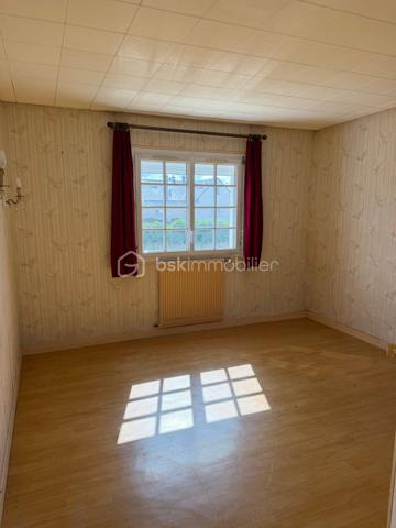 Située en plein centre-ville de Baugé-en-Anjou, cette élégante maison de ville développe environ 168 m² habitables répartis sur trois niveaux.
Dès l'entrée, le rez-de-chaussée dévoile une belle pièce de vie ouverte comprenant une cuisine aménagée et équipée, un salon et une salle à manger. Ce niveau accueille également deux chambres, une salle d'eau et un WC indépendant. L'ensemble s'ouvre sur une agréable terrasse prolongée par un jardin à l'esprit contemporain.
Au premier étage, une grande chambre baignée de lumière, un espace sanitaire privatif, une spacieuse pièce aménageable offrant un beau potentiel pour cet espace  de nuit.
Le sous-sol abrite deux autres chambres, une cave, un local technique et un garage. 
À l'extérieur, le jardin et sa terrasse invitent à la détente dans un environnement intime, sans aucun vis-à-vis. Véritable prolongement de l'espace de vie, cet espace extérieur est idéal pour partager des moments en famille ou entre amis. 
Idéalement située à proximité immédiate des commerces, services et commodités du centre-ville, cette maison ne demande plus qu’un rafraichissement.

Classe Énergie : E / Classe Climat : E

Montant estimé des dépenses annuelles d'énergie pour un usage standard, établi à partir des prix moyens des énergies indexés sur les années 2021, 2022 et 2023 (abonnements compris).

Contact :
Eddy Michel – 06 28 13 41 22
Agent commercial EI immatriculé au RSAC d'Angers sous le n° 504 206 582.

Honoraires à la charge du vendeur.