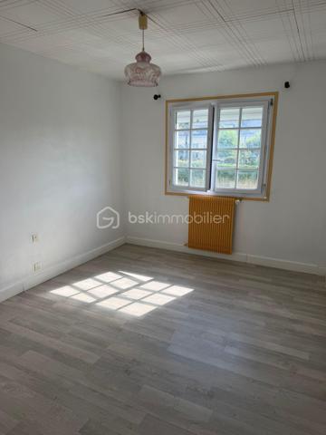 Située en plein centre-ville de Baugé-en-Anjou, cette élégante maison de ville développe environ 168 m² habitables répartis sur trois niveaux.
Dès l'entrée, le rez-de-chaussée dévoile une belle pièce de vie ouverte comprenant une cuisine aménagée et équipée, un salon et une salle à manger. Ce niveau accueille également deux chambres, une salle d'eau et un WC indépendant. L'ensemble s'ouvre sur une agréable terrasse prolongée par un jardin à l'esprit contemporain.
Au premier étage, une grande chambre baignée de lumière, un espace sanitaire privatif, une spacieuse pièce aménageable offrant un beau potentiel pour cet espace  de nuit.
Le sous-sol abrite deux autres chambres, une cave, un local technique et un garage. 
À l'extérieur, le jardin et sa terrasse invitent à la détente dans un environnement intime, sans aucun vis-à-vis. Véritable prolongement de l'espace de vie, cet espace extérieur est idéal pour partager des moments en famille ou entre amis. 
Idéalement située à proximité immédiate des commerces, services et commodités du centre-ville, cette maison ne demande plus qu’un rafraichissement.

Classe Énergie : E / Classe Climat : E

Montant estimé des dépenses annuelles d'énergie pour un usage standard, établi à partir des prix moyens des énergies indexés sur les années 2021, 2022 et 2023 (abonnements compris).

Contact :
Eddy Michel – 06 28 13 41 22
Agent commercial EI immatriculé au RSAC d'Angers sous le n° 504 206 582.

Honoraires à la charge du vendeur.