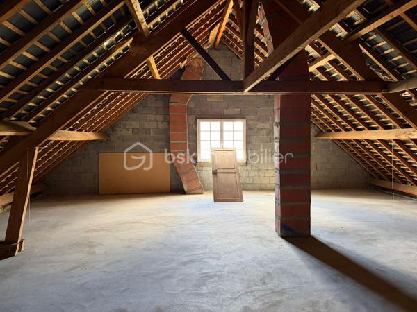Située en plein centre-ville de Baugé-en-Anjou, cette élégante maison de ville développe environ 168 m² habitables répartis sur trois niveaux.
Dès l'entrée, le rez-de-chaussée dévoile une belle pièce de vie ouverte comprenant une cuisine aménagée et équipée, un salon et une salle à manger. Ce niveau accueille également deux chambres, une salle d'eau et un WC indépendant. L'ensemble s'ouvre sur une agréable terrasse prolongée par un jardin à l'esprit contemporain.
Au premier étage, une grande chambre baignée de lumière, un espace sanitaire privatif, une spacieuse pièce aménageable offrant un beau potentiel pour cet espace  de nuit.
Le sous-sol abrite deux autres chambres, une cave, un local technique et un garage. 
À l'extérieur, le jardin et sa terrasse invitent à la détente dans un environnement intime, sans aucun vis-à-vis. Véritable prolongement de l'espace de vie, cet espace extérieur est idéal pour partager des moments en famille ou entre amis. 
Idéalement située à proximité immédiate des commerces, services et commodités du centre-ville, cette maison ne demande plus qu’un rafraichissement.

Classe Énergie : E / Classe Climat : E

Montant estimé des dépenses annuelles d'énergie pour un usage standard, établi à partir des prix moyens des énergies indexés sur les années 2021, 2022 et 2023 (abonnements compris).

Contact :
Eddy Michel – 06 28 13 41 22
Agent commercial EI immatriculé au RSAC d'Angers sous le n° 504 206 582.

Honoraires à la charge du vendeur.