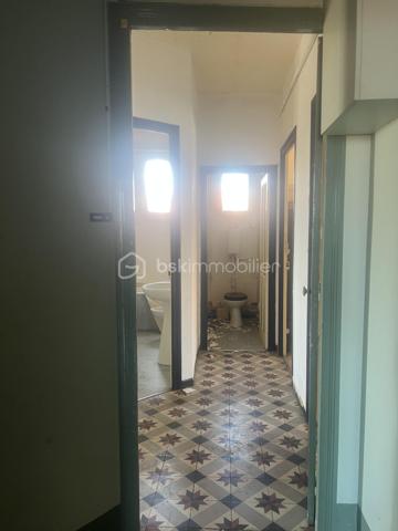 APPARTEMENT 2 CHAMBRES 63m² A RENOVER

Appartement de 63m² très bien agencé, avec une partie nuit sur la gauche et la cuisine fermée à droite avec le salon/salle à manger.

La situation est vraiment dans un centre ville en pleine rénovation, 300 mètres du jardin des poètes et du Polygone.

Une cave est vendue avec l'appartement,  sans place de parking...le parking étant gratuit dans les rues de ce secteur.

Appartement à rénover totalement, avec une très belle base.