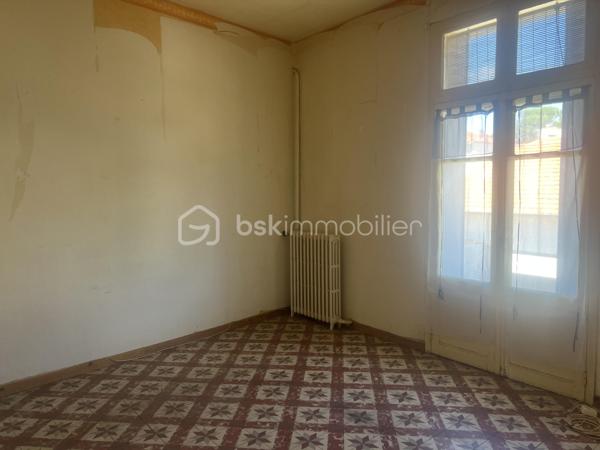 APPARTEMENT 2 CHAMBRES 63m² A RENOVER

Appartement de 63m² très bien agencé, avec une partie nuit sur la gauche et la cuisine fermée à droite avec le salon/salle à manger.

La situation est vraiment dans un centre ville en pleine rénovation, 300 mètres du jardin des poètes et du Polygone.

Une cave est vendue avec l'appartement,  sans place de parking...le parking étant gratuit dans les rues de ce secteur.

Appartement à rénover totalement, avec une très belle base.