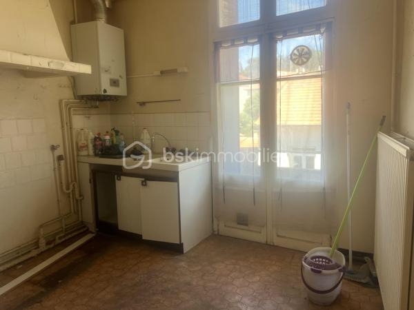 APPARTEMENT 2 CHAMBRES 63m² A RENOVER

Appartement de 63m² très bien agencé, avec une partie nuit sur la gauche et la cuisine fermée à droite avec le salon/salle à manger.

La situation est vraiment dans un centre ville en pleine rénovation, 300 mètres du jardin des poètes et du Polygone.

Une cave est vendue avec l'appartement,  sans place de parking...le parking étant gratuit dans les rues de ce secteur.

Appartement à rénover totalement, avec une très belle base.