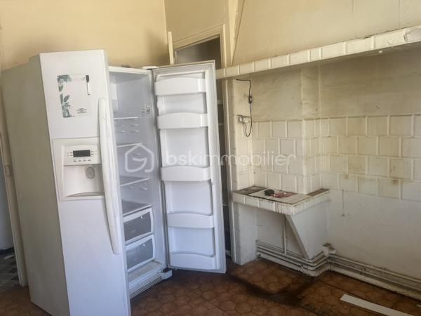 APPARTEMENT 2 CHAMBRES 63m² A RENOVER

Appartement de 63m² très bien agencé, avec une partie nuit sur la gauche et la cuisine fermée à droite avec le salon/salle à manger.

La situation est vraiment dans un centre ville en pleine rénovation, 300 mètres du jardin des poètes et du Polygone.

Une cave est vendue avec l'appartement,  sans place de parking...le parking étant gratuit dans les rues de ce secteur.

Appartement à rénover totalement, avec une très belle base.