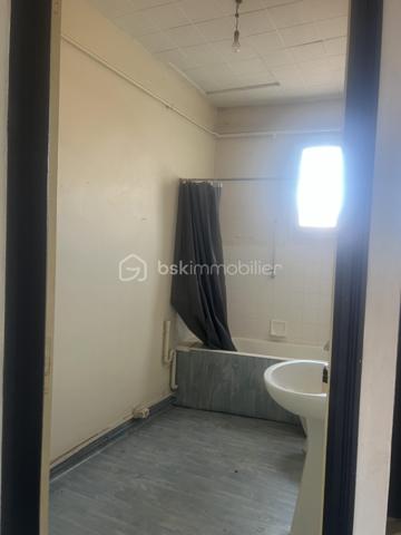 APPARTEMENT 2 CHAMBRES 63m² A RENOVER

Appartement de 63m² très bien agencé, avec une partie nuit sur la gauche et la cuisine fermée à droite avec le salon/salle à manger.

La situation est vraiment dans un centre ville en pleine rénovation, 300 mètres du jardin des poètes et du Polygone.

Une cave est vendue avec l'appartement,  sans place de parking...le parking étant gratuit dans les rues de ce secteur.

Appartement à rénover totalement, avec une très belle base.