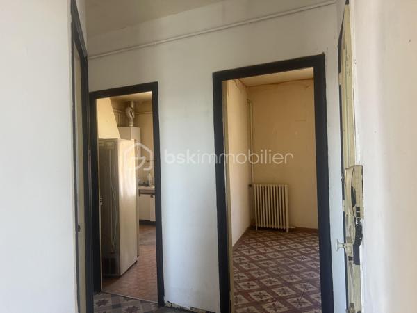 APPARTEMENT 2 CHAMBRES 63m² A RENOVER

Appartement de 63m² très bien agencé, avec une partie nuit sur la gauche et la cuisine fermée à droite avec le salon/salle à manger.

La situation est vraiment dans un centre ville en pleine rénovation, 300 mètres du jardin des poètes et du Polygone.

Une cave est vendue avec l'appartement,  sans place de parking...le parking étant gratuit dans les rues de ce secteur.

Appartement à rénover totalement, avec une très belle base.