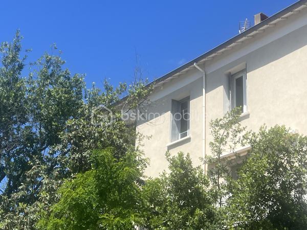 APPARTEMENT 2 CHAMBRES 63m² A RENOVER

Appartement de 63m² très bien agencé, avec une partie nuit sur la gauche et la cuisine fermée à droite avec le salon/salle à manger.

La situation est vraiment dans un centre ville en pleine rénovation, 300 mètres du jardin des poètes et du Polygone.

Une cave est vendue avec l'appartement,  sans place de parking...le parking étant gratuit dans les rues de ce secteur.

Appartement à rénover totalement, avec une très belle base.