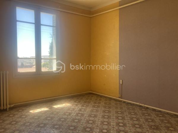 APPARTEMENT 2 CHAMBRES 63m² A RENOVER

Appartement de 63m² très bien agencé, avec une partie nuit sur la gauche et la cuisine fermée à droite avec le salon/salle à manger.

La situation est vraiment dans un centre ville en pleine rénovation, 300 mètres du jardin des poètes et du Polygone.

Une cave est vendue avec l'appartement,  sans place de parking...le parking étant gratuit dans les rues de ce secteur.

Appartement à rénover totalement, avec une très belle base.
