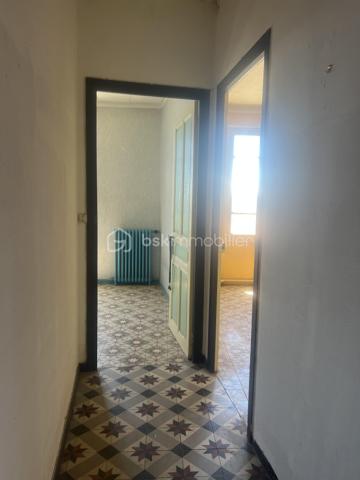 APPARTEMENT 2 CHAMBRES 63m² A RENOVER

Appartement de 63m² très bien agencé, avec une partie nuit sur la gauche et la cuisine fermée à droite avec le salon/salle à manger.

La situation est vraiment dans un centre ville en pleine rénovation, 300 mètres du jardin des poètes et du Polygone.

Une cave est vendue avec l'appartement,  sans place de parking...le parking étant gratuit dans les rues de ce secteur.

Appartement à rénover totalement, avec une très belle base.