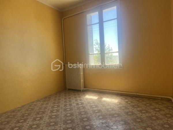 APPARTEMENT 2 CHAMBRES 63m² A RENOVER

Appartement de 63m² très bien agencé, avec une partie nuit sur la gauche et la cuisine fermée à droite avec le salon/salle à manger.

La situation est vraiment dans un centre ville en pleine rénovation, 300 mètres du jardin des poètes et du Polygone.

Une cave est vendue avec l'appartement,  sans place de parking...le parking étant gratuit dans les rues de ce secteur.

Appartement à rénover totalement, avec une très belle base.