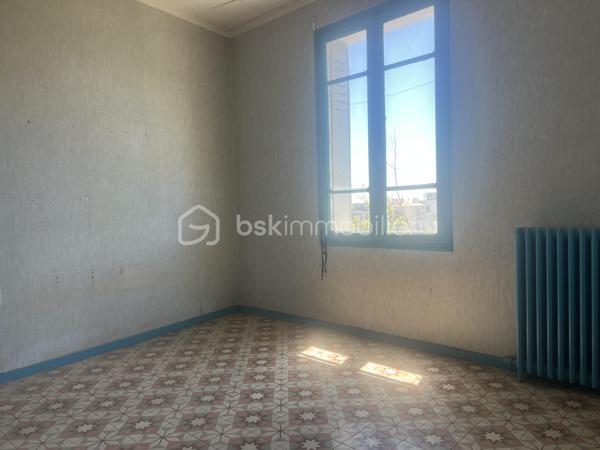 APPARTEMENT 2 CHAMBRES 63m² A RENOVER

Appartement de 63m² très bien agencé, avec une partie nuit sur la gauche et la cuisine fermée à droite avec le salon/salle à manger.

La situation est vraiment dans un centre ville en pleine rénovation, 300 mètres du jardin des poètes et du Polygone.

Une cave est vendue avec l'appartement,  sans place de parking...le parking étant gratuit dans les rues de ce secteur.

Appartement à rénover totalement, avec une très belle base.