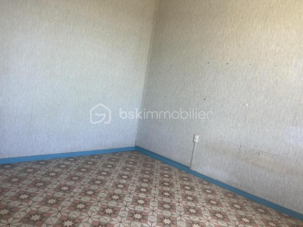 APPARTEMENT 2 CHAMBRES 63m² A RENOVER

Appartement de 63m² très bien agencé, avec une partie nuit sur la gauche et la cuisine fermée à droite avec le salon/salle à manger.

La situation est vraiment dans un centre ville en pleine rénovation, 300 mètres du jardin des poètes et du Polygone.

Une cave est vendue avec l'appartement,  sans place de parking...le parking étant gratuit dans les rues de ce secteur.

Appartement à rénover totalement, avec une très belle base.