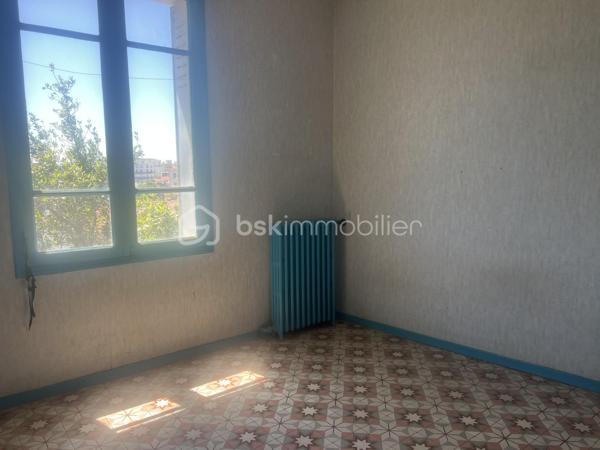 APPARTEMENT 2 CHAMBRES 63m² A RENOVER

Appartement de 63m² très bien agencé, avec une partie nuit sur la gauche et la cuisine fermée à droite avec le salon/salle à manger.

La situation est vraiment dans un centre ville en pleine rénovation, 300 mètres du jardin des poètes et du Polygone.

Une cave est vendue avec l'appartement,  sans place de parking...le parking étant gratuit dans les rues de ce secteur.

Appartement à rénover totalement, avec une très belle base.