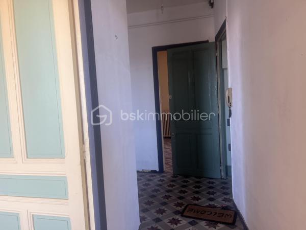 APPARTEMENT 2 CHAMBRES 63m² A RENOVER

Appartement de 63m² très bien agencé, avec une partie nuit sur la gauche et la cuisine fermée à droite avec le salon/salle à manger.

La situation est vraiment dans un centre ville en pleine rénovation, 300 mètres du jardin des poètes et du Polygone.

Une cave est vendue avec l'appartement,  sans place de parking...le parking étant gratuit dans les rues de ce secteur.

Appartement à rénover totalement, avec une très belle base.