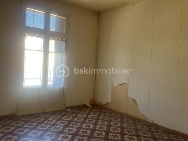 APPARTEMENT 2 CHAMBRES 63m² A RENOVER

Appartement de 63m² très bien agencé, avec une partie nuit sur la gauche et la cuisine fermée à droite avec le salon/salle à manger.

La situation est vraiment dans un centre ville en pleine rénovation, 300 mètres du jardin des poètes et du Polygone.

Une cave est vendue avec l'appartement,  sans place de parking...le parking étant gratuit dans les rues de ce secteur.

Appartement à rénover totalement, avec une très belle base.