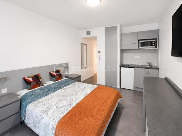 ---
Valenti Victor vous propose en exclusivité - 
Studio idéal investisseur type airbnb dans une résidence de tourisme aux prestations soignées.

Aux portes de Montpellier, proche de toutes commodités, accès Tram et centre commercial.
Studio de 21 m2 environ au rez-de-chaussée, composé d'une cuisine équipée et d'une salle d'eau avec douche à l'italienne et WC.
Vendu entièrement meublé prêt à la location. 
La résidence propose de belles prestations: une grande piscine, une salle de musculation avec spa et Hammam ... 

Situé dans la résidence City'in ce studio est libre de tout bail.
L'appartement peut être exploiter en courte durée ou longue durée : airbnb, étudiants ... (Il n'est pas possible de l'habiter en résidence principale)

Les charges de copropriété comprennent : L'eau (chaude/froide), l'électricité, l'entretien des parties communes, ascenseur, piscine, chauffage etc..

Une visite s'impose

----
