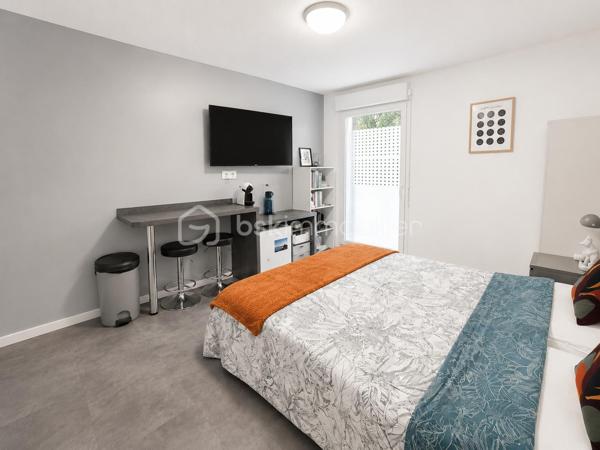 ---
Valenti Victor vous propose en exclusivité - 
Studio idéal investisseur type airbnb dans une résidence de tourisme aux prestations soignées.

Aux portes de Montpellier, proche de toutes commodités, accès Tram et centre commercial.
Studio de 21 m2 environ au rez-de-chaussée, composé d'une cuisine équipée et d'une salle d'eau avec douche à l'italienne et WC.
Vendu entièrement meublé prêt à la location. 
La résidence propose de belles prestations: une grande piscine, une salle de musculation avec spa et Hammam ... 

Situé dans la résidence City'in ce studio est libre de tout bail.
L'appartement peut être exploiter en courte durée ou longue durée : airbnb, étudiants ... (Il n'est pas possible de l'habiter en résidence principale)

Les charges de copropriété comprennent : L'eau (chaude/froide), l'électricité, l'entretien des parties communes, ascenseur, piscine, chauffage etc..

Une visite s'impose

----