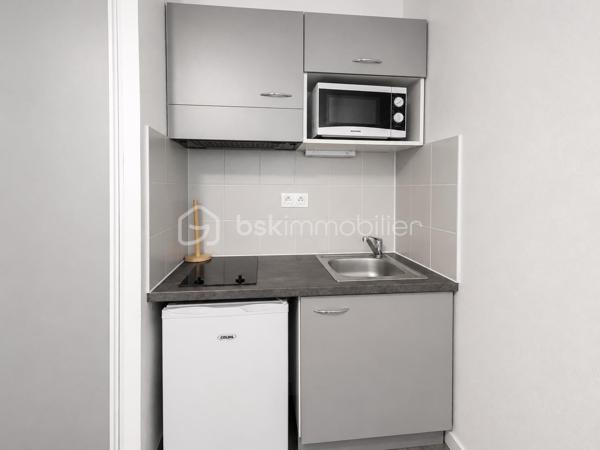 ---
Valenti Victor vous propose en exclusivité - 
Studio idéal investisseur type airbnb dans une résidence de tourisme aux prestations soignées.

Aux portes de Montpellier, proche de toutes commodités, accès Tram et centre commercial.
Studio de 21 m2 environ au rez-de-chaussée, composé d'une cuisine équipée et d'une salle d'eau avec douche à l'italienne et WC.
Vendu entièrement meublé prêt à la location. 
La résidence propose de belles prestations: une grande piscine, une salle de musculation avec spa et Hammam ... 

Situé dans la résidence City'in ce studio est libre de tout bail.
L'appartement peut être exploiter en courte durée ou longue durée : airbnb, étudiants ... (Il n'est pas possible de l'habiter en résidence principale)

Les charges de copropriété comprennent : L'eau (chaude/froide), l'électricité, l'entretien des parties communes, ascenseur, piscine, chauffage etc..

Une visite s'impose

----