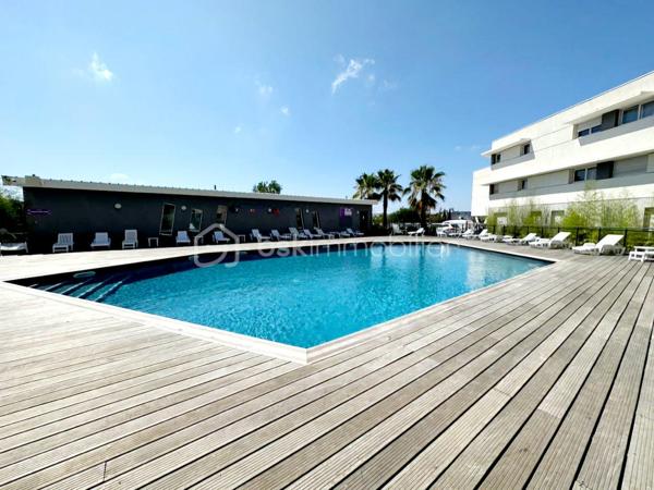 ---
Valenti Victor vous propose en exclusivité - 
Studio idéal investisseur type airbnb dans une résidence de tourisme aux prestations soignées.

Aux portes de Montpellier, proche de toutes commodités, accès Tram et centre commercial.
Studio de 21 m2 environ au rez-de-chaussée, composé d'une cuisine équipée et d'une salle d'eau avec douche à l'italienne et WC.
Vendu entièrement meublé prêt à la location. 
La résidence propose de belles prestations: une grande piscine, une salle de musculation avec spa et Hammam ... 

Situé dans la résidence City'in ce studio est libre de tout bail.
L'appartement peut être exploiter en courte durée ou longue durée : airbnb, étudiants ... (Il n'est pas possible de l'habiter en résidence principale)

Les charges de copropriété comprennent : L'eau (chaude/froide), l'électricité, l'entretien des parties communes, ascenseur, piscine, chauffage etc..

Une visite s'impose

----