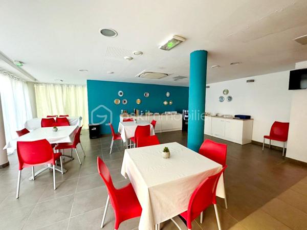 ---
Valenti Victor vous propose en exclusivité - 
Studio idéal investisseur type airbnb dans une résidence de tourisme aux prestations soignées.

Aux portes de Montpellier, proche de toutes commodités, accès Tram et centre commercial.
Studio de 21 m2 environ au rez-de-chaussée, composé d'une cuisine équipée et d'une salle d'eau avec douche à l'italienne et WC.
Vendu entièrement meublé prêt à la location. 
La résidence propose de belles prestations: une grande piscine, une salle de musculation avec spa et Hammam ... 

Situé dans la résidence City'in ce studio est libre de tout bail.
L'appartement peut être exploiter en courte durée ou longue durée : airbnb, étudiants ... (Il n'est pas possible de l'habiter en résidence principale)

Les charges de copropriété comprennent : L'eau (chaude/froide), l'électricité, l'entretien des parties communes, ascenseur, piscine, chauffage etc..

Une visite s'impose

----
