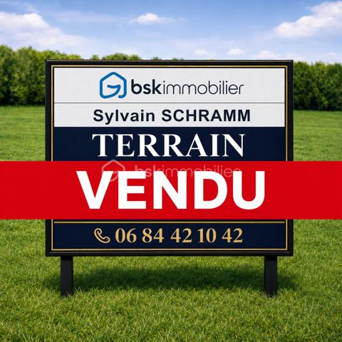 **Terrain à bâtir de 5,48 ares** situé en seconde ligne, offrant un environnement calme et verdoyant. Non viabilisé, ce terrain constitue une belle opportunité pour la réalisation de votre projet de construction dans un cadre préservé, à l'abri des nuisances. Accès à créer selon les règles d'urbanisme en vigueur. À découvrir rapidement.