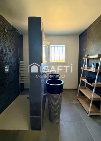 Villa contemporaine de plain-pied avec dépendance à Pauligne (11300)