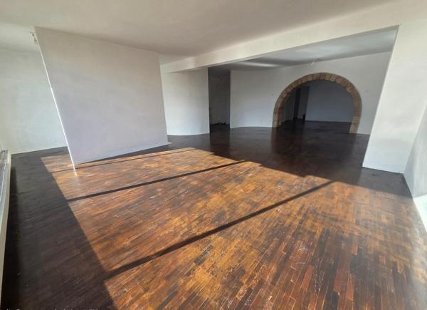 Appartement à finir de rénover – Lumineux, centre-ville de Rodez, place de parking