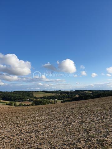 Vends très beau terrain de 1450 m2 constructible et viabilisé, situé entre Monclar-de-Quercy et Salvagnac, proche de l'axe Montauban-Gaillac à une vingtaine de kilomètres de Montauban ou de Gaillac. Ce magnifique terrain au calme, plat et orienté sud, possède une belle vue dégagée... Venez visiter ce lieu rare et exceptionnelle.

PRIX H.A.I. : 43000 €

Contactez-moi : 
PIERLOT Corentin.
Agent commercial immatriculé au RSAC d'Albi sous le numéro 521641936.
BSK Immobilier.

INFORMATIONS ET VISITES : 0621220824.
