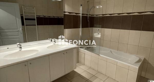 Location Appartement 4 pièces 115.79 m² - Saint-martin-d'hères 38400