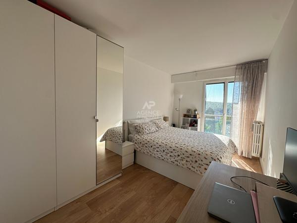 Chaville - 3 pièces avec large balcon en étage élevé €485 000 ** - Référence 687-C