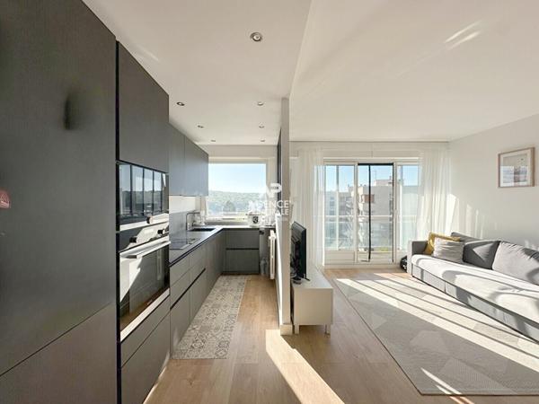 Chaville - 3 pièces avec large balcon en étage élevé €485 000 ** - Référence 687-C