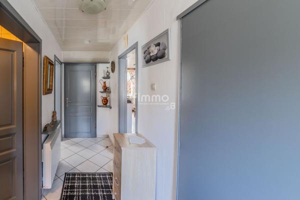 Maison mitoyenne, avec de jolies prestations.