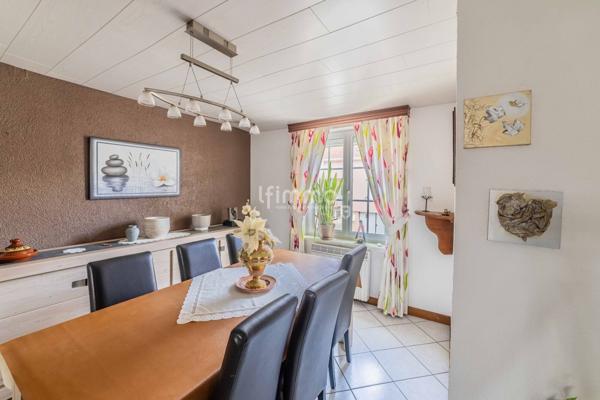 Maison mitoyenne, avec de jolies prestations.