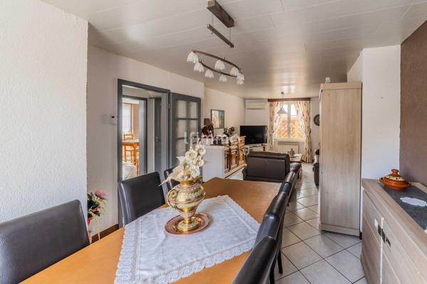 Maison mitoyenne, avec de jolies prestations.