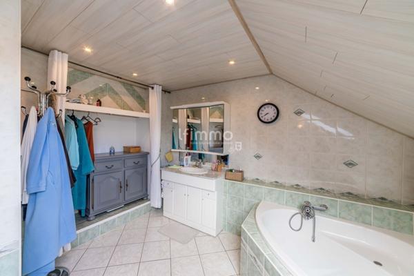 Maison mitoyenne, avec de jolies prestations.