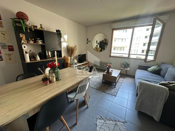 Appartement Rouen 2 pièce(s) 42 m2, place de parking privative, une cave.