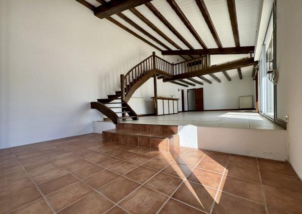 Breuillet – Élégante villa avec piscine, volumes et luminosité