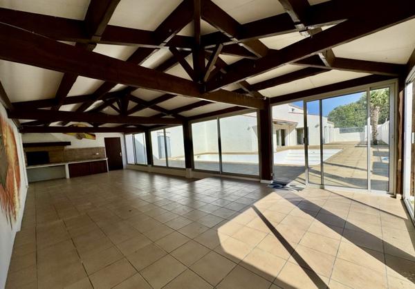 Breuillet – Élégante villa avec piscine, volumes et luminosité