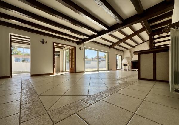 Breuillet – Élégante villa avec piscine, volumes et luminosité