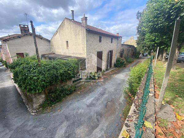 BEL ENSEMBLE DE DEUX MAISONS A RÉNOVER AVEC JARDIN