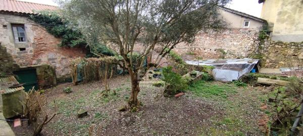 BEL ENSEMBLE DE DEUX MAISONS A RÉNOVER AVEC JARDIN