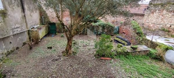 BEL ENSEMBLE DE DEUX MAISONS A RÉNOVER AVEC JARDIN
